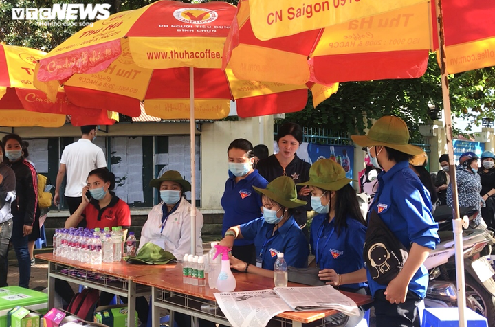 Xúc động nữ tình nguyện viên bước đi khập khiễng tiếp sức sĩ tử thi tốt nghiệp - 3