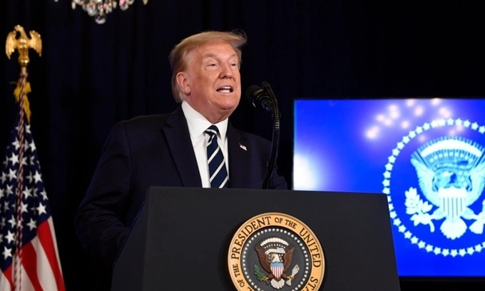 Phóng viên hỏi khó, Tổng thống Trump bỏ họp báo giữa chừng - 1