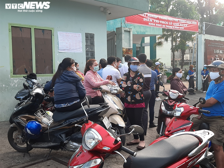 Ảnh: Sĩ tử Sài Gòn đo thân nhiệt, đeo khẩu trang vào phòng thi tốt nghiệp THPT - 12