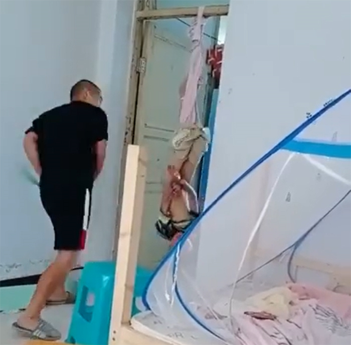 Phẫn nộ người đàn ông tàn độc đánh bé trai bị treo ngược trên cửa đến ngất xỉu - 2