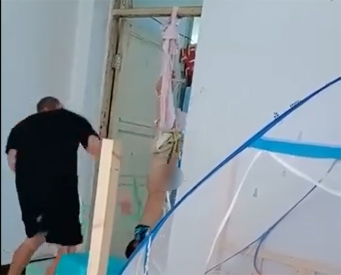 Phẫn nộ người đàn ông tàn độc đánh bé trai bị treo ngược trên cửa đến ngất xỉu - 3