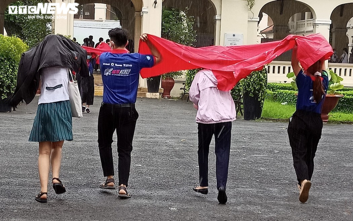 Thí sinh TP.HCM đội mưa tới trường thi môn Toán - 5