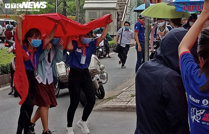 Thí sinh TP.HCM đội mưa tới trường thi môn Toán - 4