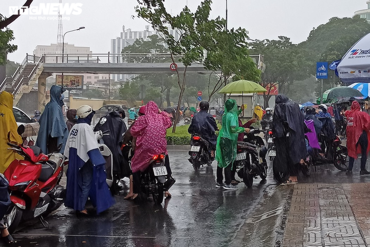 Thí sinh TP.HCM đội mưa tới trường thi môn Toán - 1