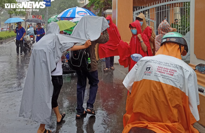 Thí sinh TP.HCM đội mưa tới trường thi môn Toán - 6