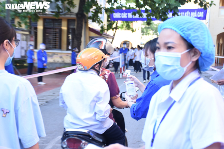 Thí sinh xương thủy tinh được mẹ chở đi thi tốt nghiệp - 4