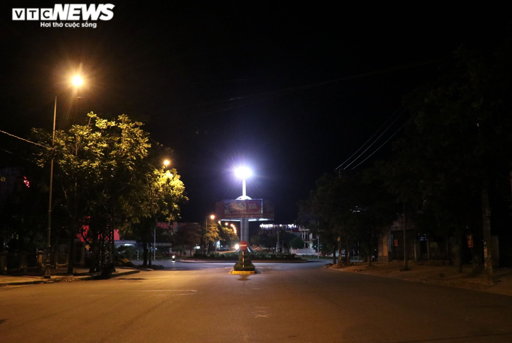 Ảnh: TP Đông Hà ra sao trong ngày đầu thực hiện giãn cách xã hội? - 5