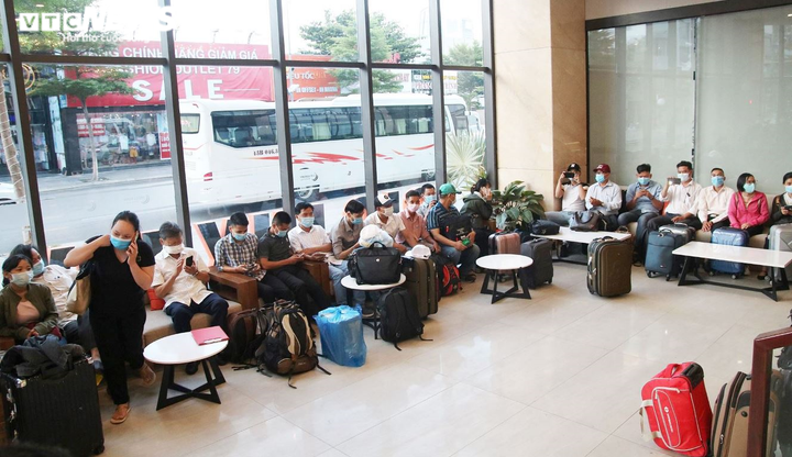 37 y bác sĩ Huế đến 'tâm dịch' Đà Nẵng hỗ trợ đẩy lùi COVID-19 - 1