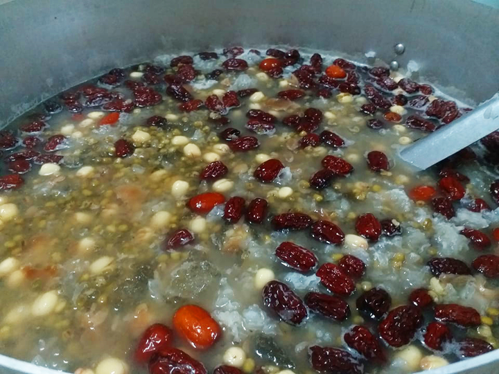 Thanh niên tình nguyện nấu 'chè hy vọng' tiếp sức sĩ tử thi tốt nghiệp THPT - 4