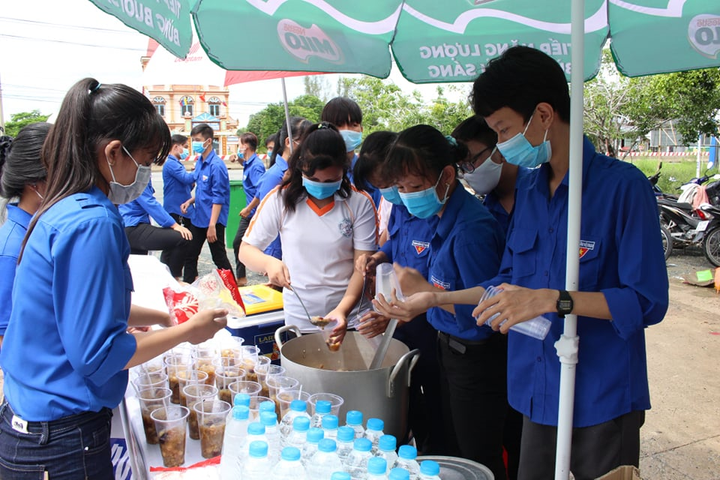 Thanh niên tình nguyện nấu 'chè hy vọng' tiếp sức sĩ tử thi tốt nghiệp THPT - 7