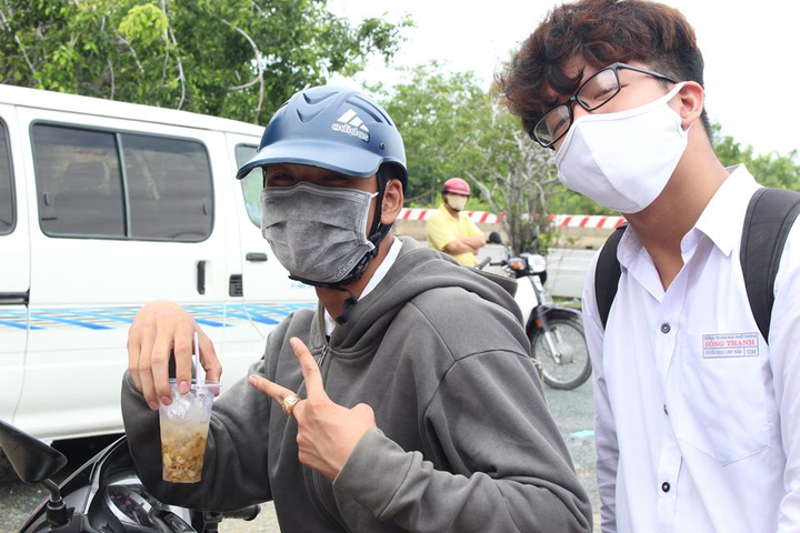 Thanh niên tình nguyện nấu 'chè hy vọng' tiếp sức sĩ tử thi tốt nghiệp THPT - 8