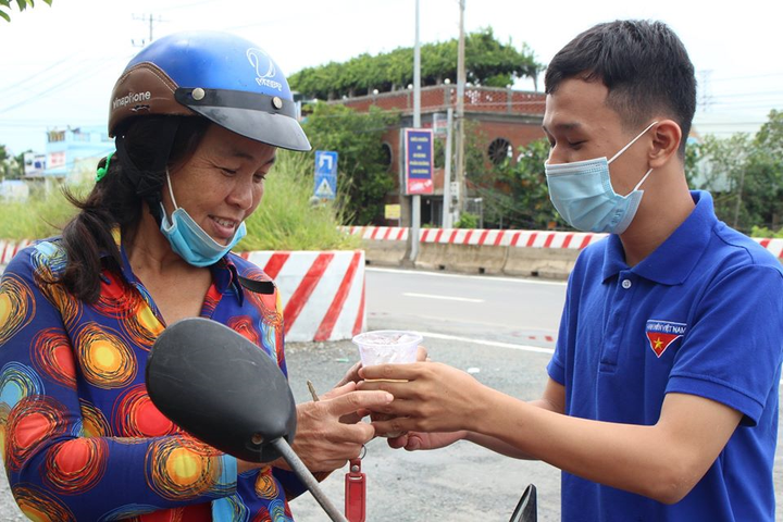 Thanh niên tình nguyện nấu 'chè hy vọng' tiếp sức sĩ tử thi tốt nghiệp THPT - 9