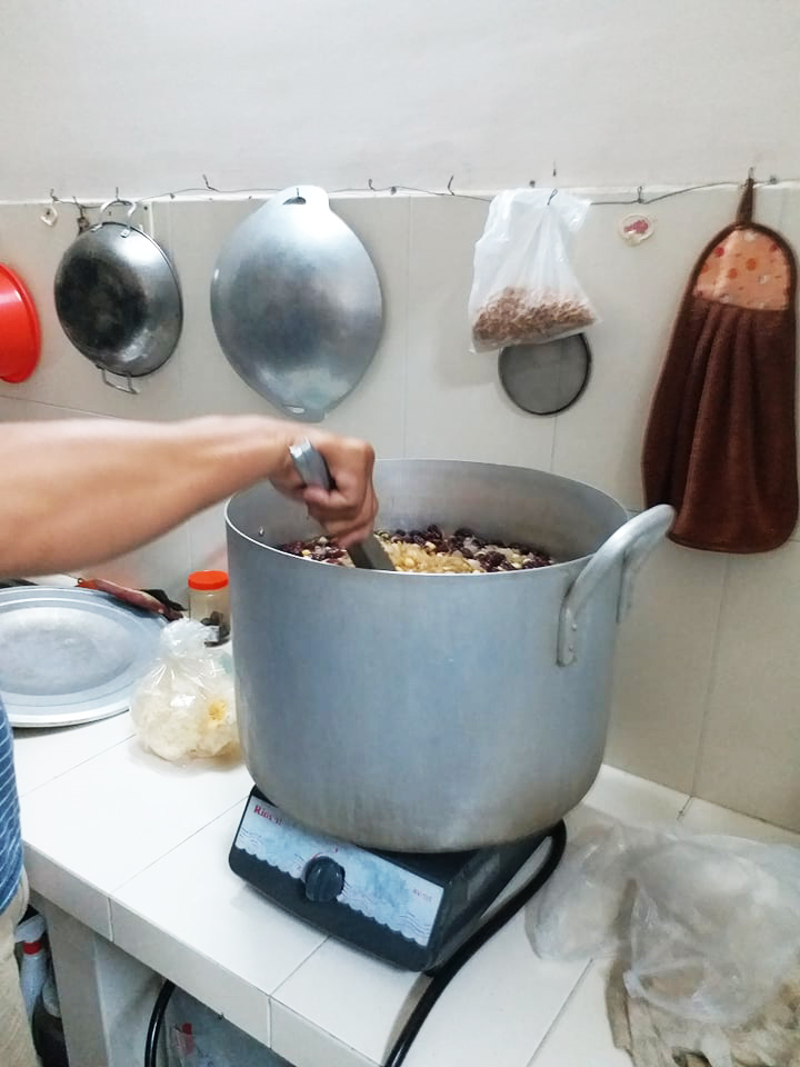 Thanh niên tình nguyện nấu 'chè hy vọng' tiếp sức sĩ tử thi tốt nghiệp THPT - 5