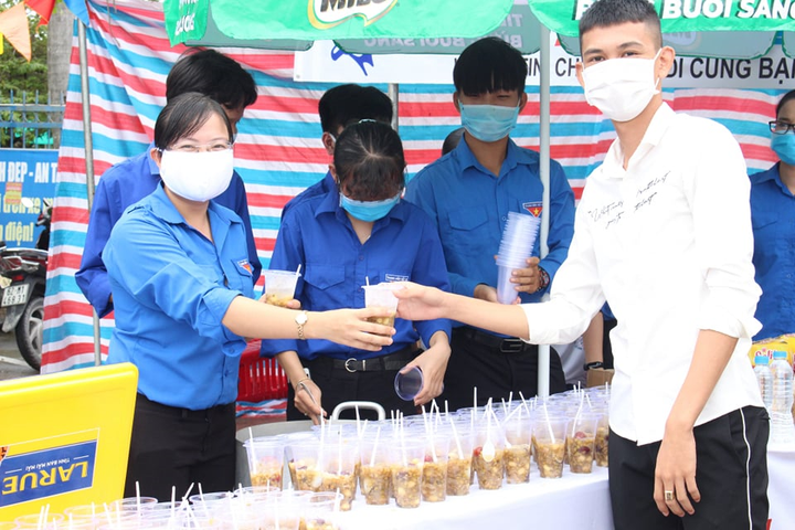 Thanh niên tình nguyện nấu 'chè hy vọng' tiếp sức sĩ tử thi tốt nghiệp THPT - 6