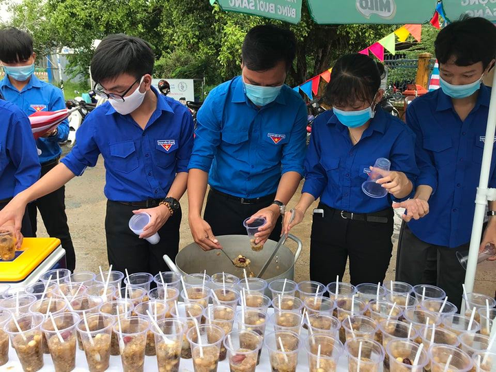 Thanh niên tình nguyện nấu 'chè hy vọng' tiếp sức sĩ tử thi tốt nghiệp THPT - 3