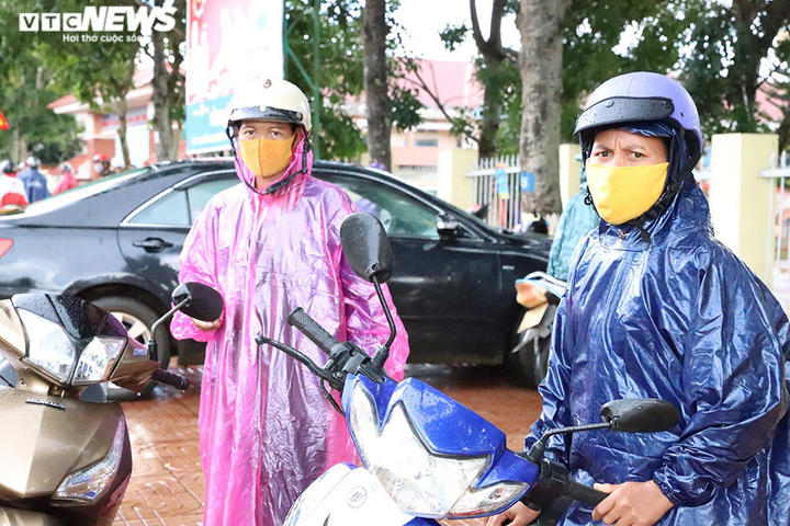 Ảnh: Xúc động khoảnh khắc phụ huynh đội mưa đợi con thi tốt nghiệp - 5