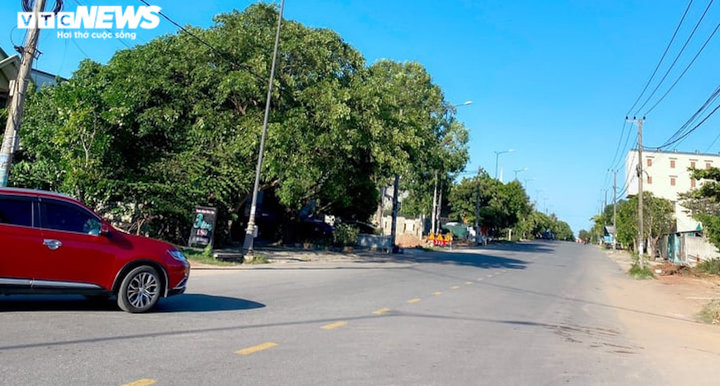 Đường phố TP Đông Hà vắng vẻ, hàng quán đóng cửa trước giờ giãn cách xã hội - 2