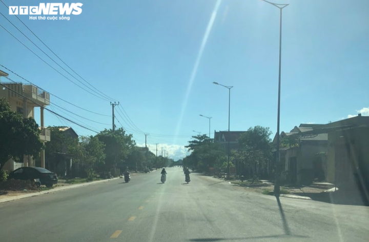 Đường phố TP Đông Hà vắng vẻ, hàng quán đóng cửa trước giờ giãn cách xã hội - 14