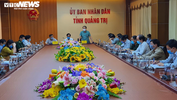 Đường phố TP Đông Hà vắng vẻ, hàng quán đóng cửa trước giờ giãn cách xã hội - 1