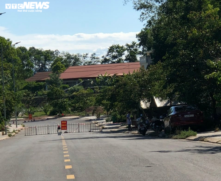 Đường phố TP Đông Hà vắng vẻ, hàng quán đóng cửa trước giờ giãn cách xã hội - 15