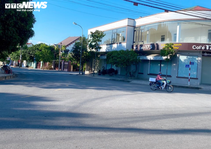 Đường phố TP Đông Hà vắng vẻ, hàng quán đóng cửa trước giờ giãn cách xã hội - 7
