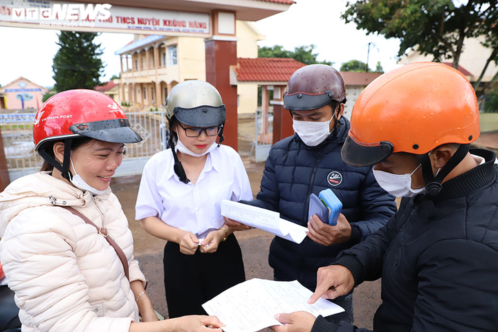 Ảnh: Xúc động khoảnh khắc phụ huynh đội mưa đợi con thi tốt nghiệp - 3