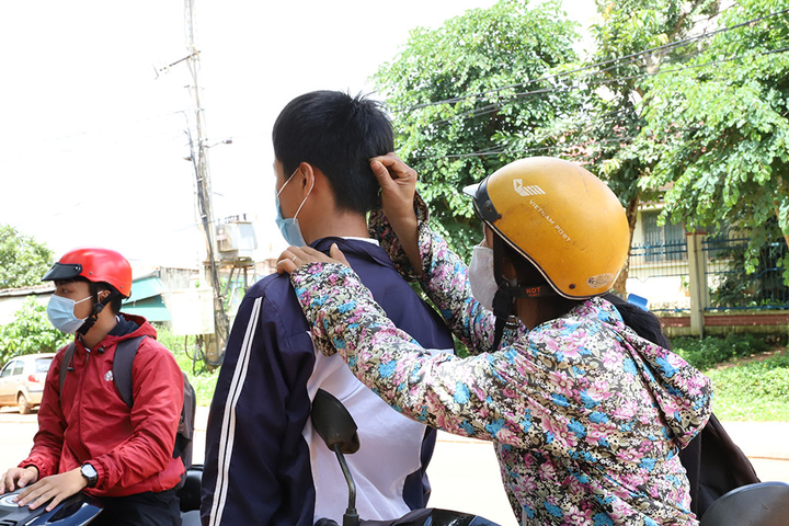 Ảnh: Xúc động khoảnh khắc phụ huynh đội mưa đợi con thi tốt nghiệp - 4