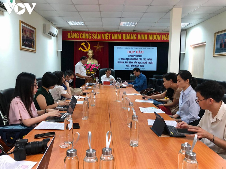 Tặng thưởng 15 tác phẩm lý luận phê bình văn học, nghệ thuật 2019 - 1