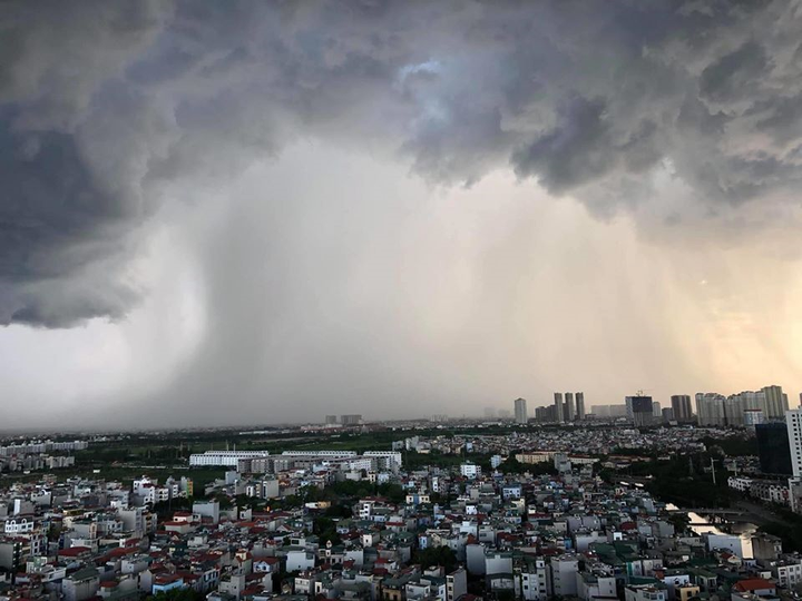 Hà Nội mây đen vần vũ, trời sầm sập đổ mưa, không khí trở nên dịu mát - 2