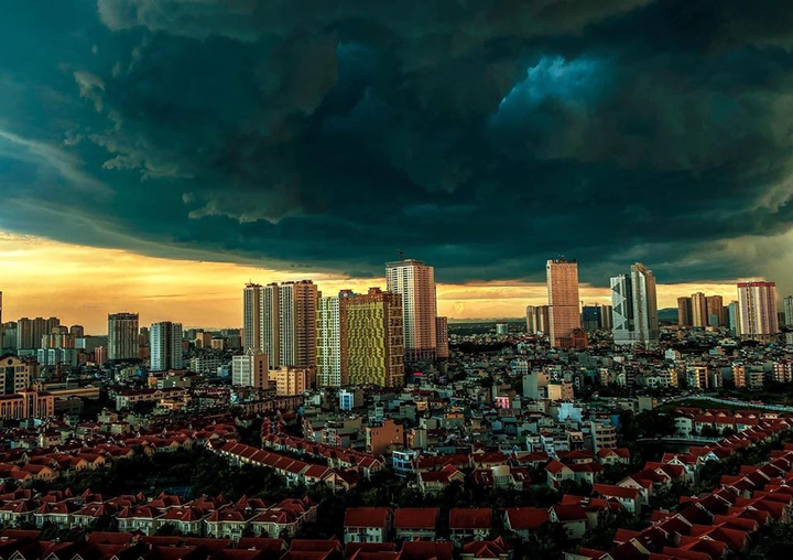 Hà Nội mây đen vần vũ, trời sầm sập đổ mưa, không khí trở nên dịu mát - 1