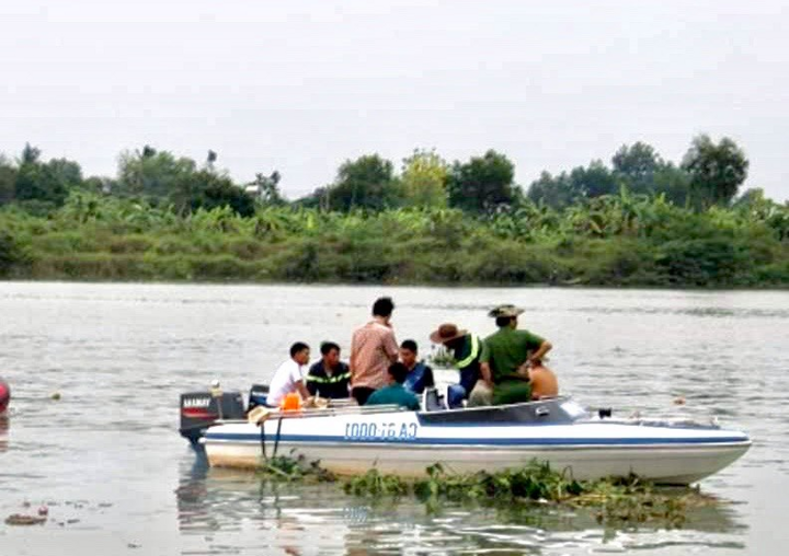 Cát tặc đánh chìm ghe để phi tang, một Đại úy công an thiệt mạng - 1
