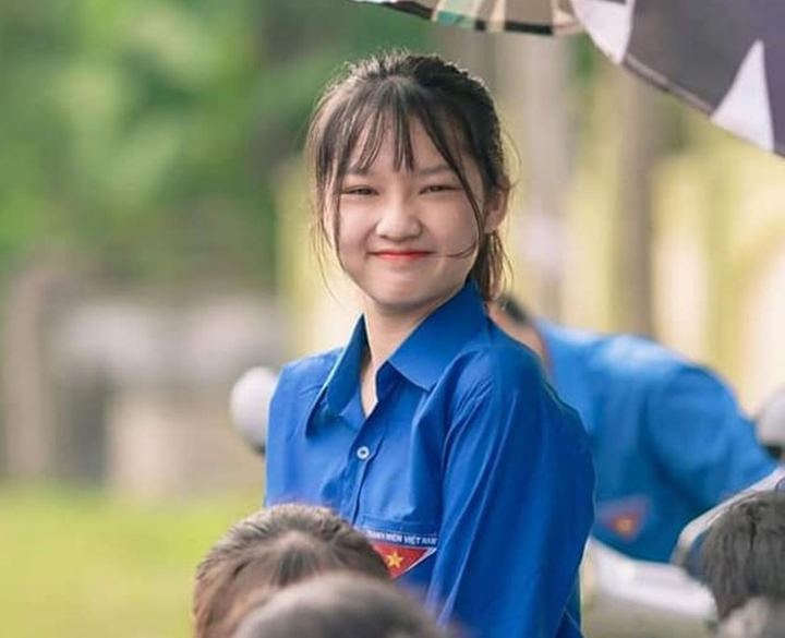 Nữ sinh lớp 11 xinh đẹp, tài giỏi nhận 'mưa' lời khen khi tiếp sức mùa thi - 2