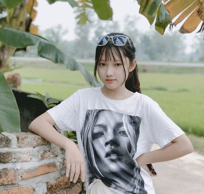 Nữ sinh lớp 11 xinh đẹp, tài giỏi nhận 'mưa' lời khen khi tiếp sức mùa thi - 4