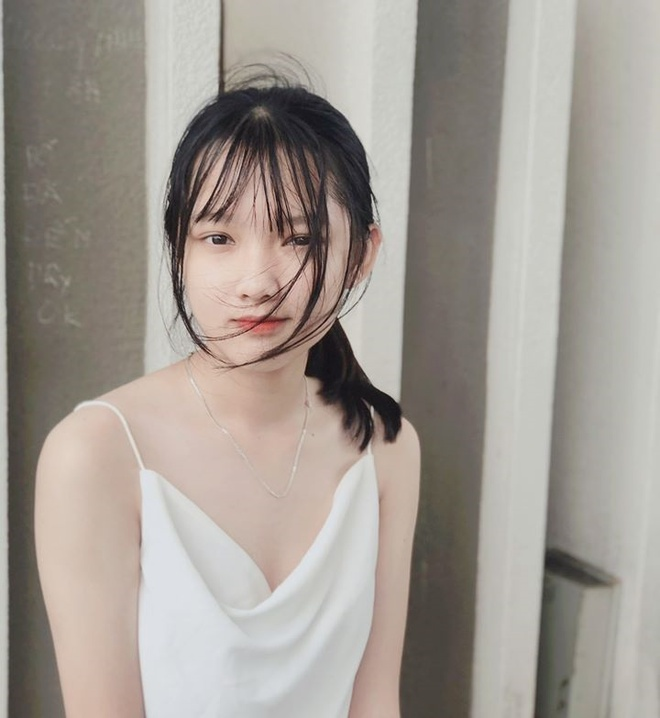 Nữ sinh lớp 11 xinh đẹp, tài giỏi nhận 'mưa' lời khen khi tiếp sức mùa thi - 5