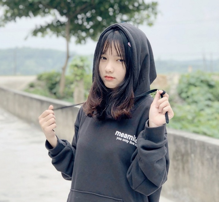 Nữ sinh lớp 11 xinh đẹp, tài giỏi nhận 'mưa' lời khen khi tiếp sức mùa thi - 6