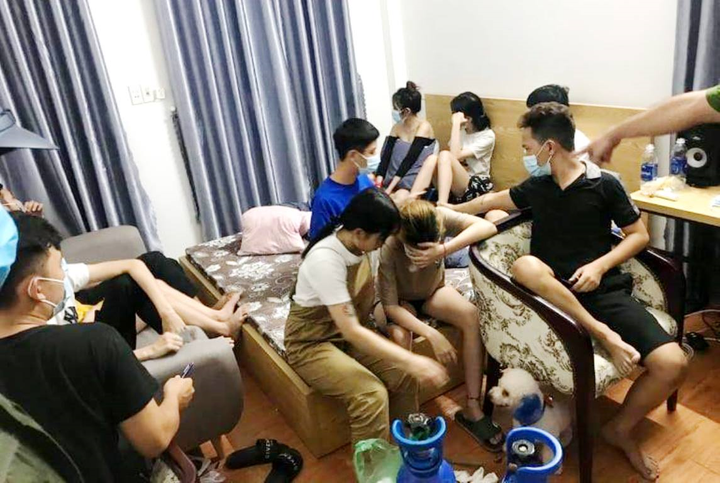 Giữa đại dịch COVID-19, hàng chục nam nữ thanh niên vẫn ăn nhậu, hít bóng cười - 1