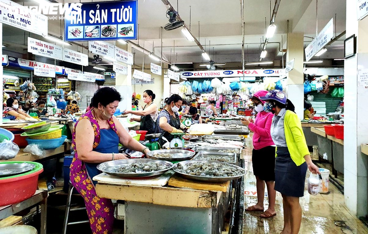 Dịch COVID-19 rất nguy cấp, Đà Nẵng phát thẻ cho dân đi chợ theo ngày chẵn-lẻ - 1