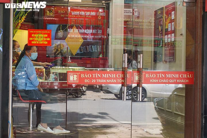 Nửa ngày giá vàng giảm sốc 3 triệu đồng/lượng, phố vàng Hà Nội vắng tanh - 4