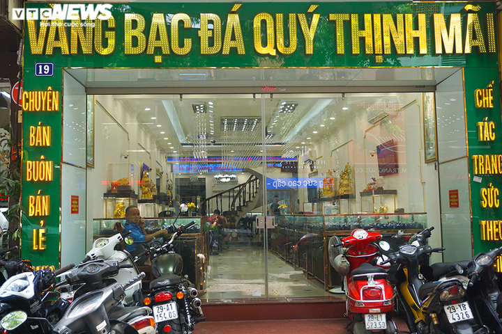 Nửa ngày giá vàng giảm sốc 3 triệu đồng/lượng, phố vàng Hà Nội vắng tanh - 7