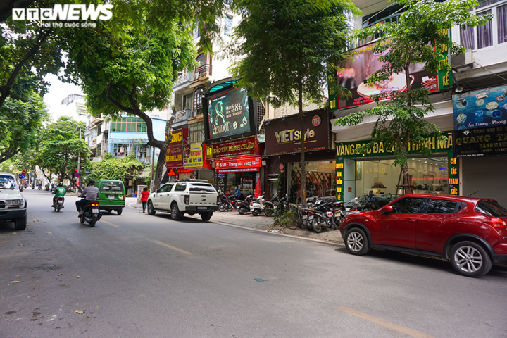 Nửa ngày giá vàng giảm sốc 3 triệu đồng/lượng, phố vàng Hà Nội vắng tanh - 1