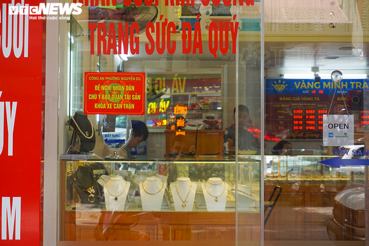 Nửa ngày giá vàng giảm sốc 3 triệu đồng/lượng, phố vàng Hà Nội vắng tanh - 3