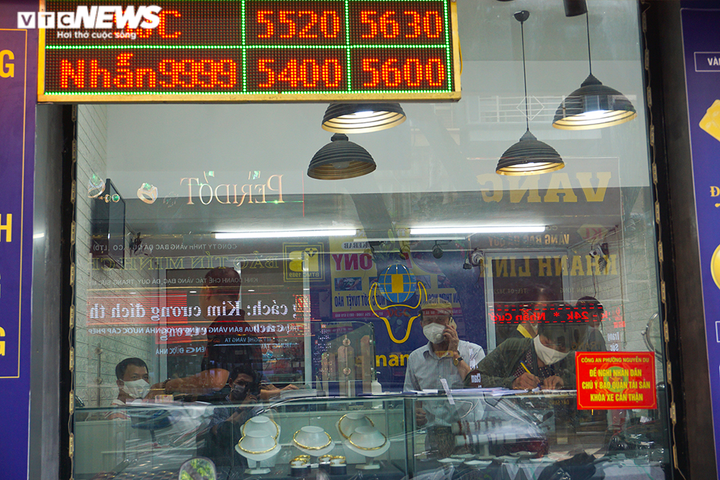 Nửa ngày giá vàng giảm sốc 3 triệu đồng/lượng, phố vàng Hà Nội vắng tanh - 6