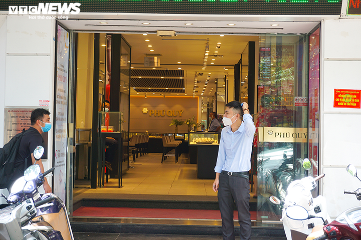 Nửa ngày giá vàng giảm sốc 3 triệu đồng/lượng, phố vàng Hà Nội vắng tanh - 5