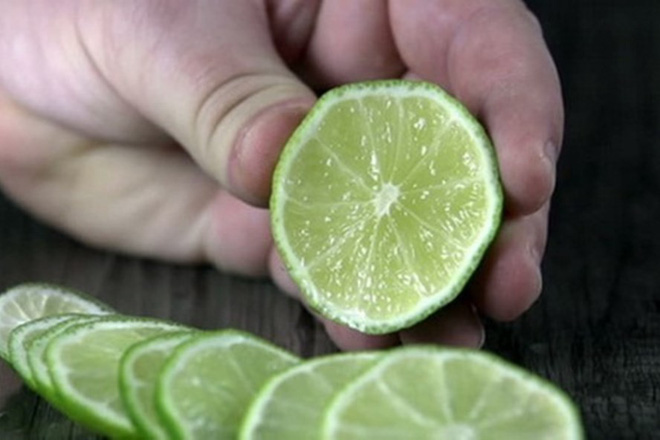 Mẹo xào rau muống xanh mướt, giòn ngon như nhà hàng - 2