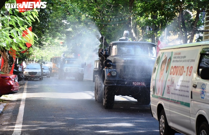 Hải Phòng phun hóa chất khử trùng 700km đường phố để phòng dịch COVID-19 - 2