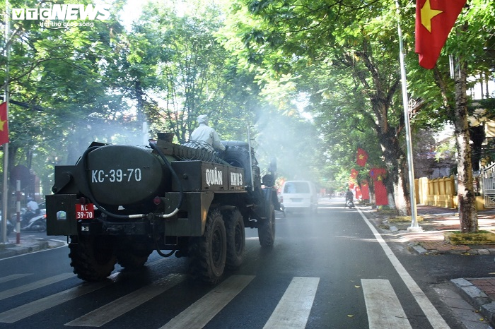 Hải Phòng phun hóa chất khử trùng 700km đường phố để phòng dịch COVID-19 - 4
