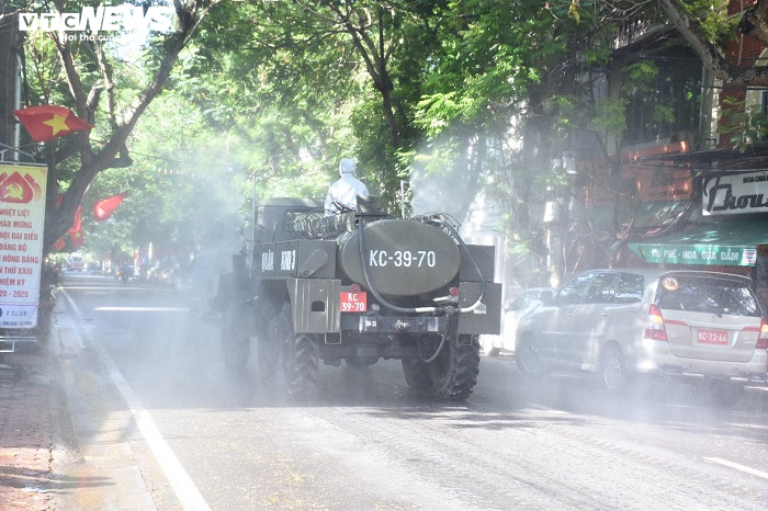 Hải Phòng phun hóa chất khử trùng 700km đường phố để phòng dịch COVID-19 - 5