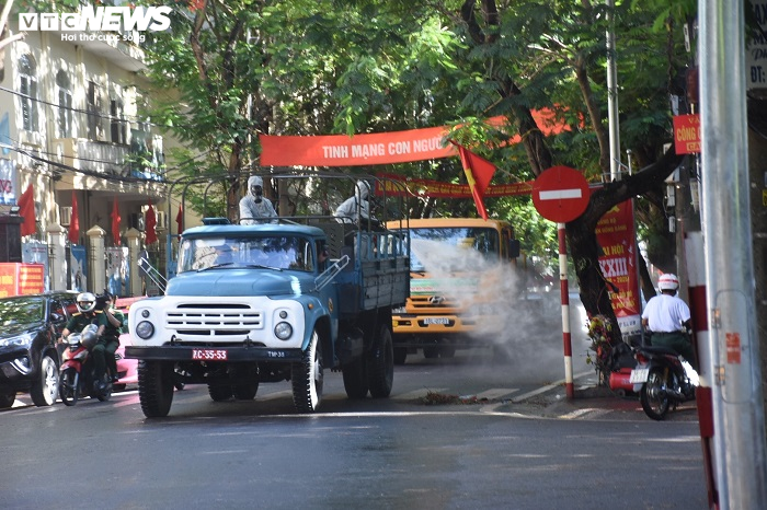 Hải Phòng phun hóa chất khử trùng 700km đường phố để phòng dịch COVID-19 - 7