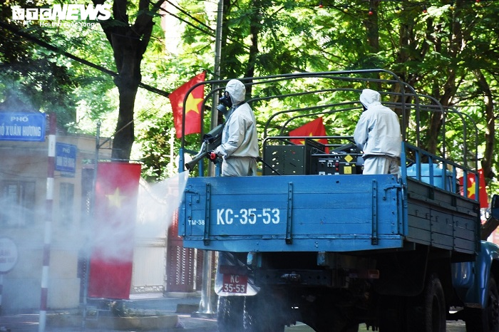 Hải Phòng phun hóa chất khử trùng 700km đường phố để phòng dịch COVID-19 - 3