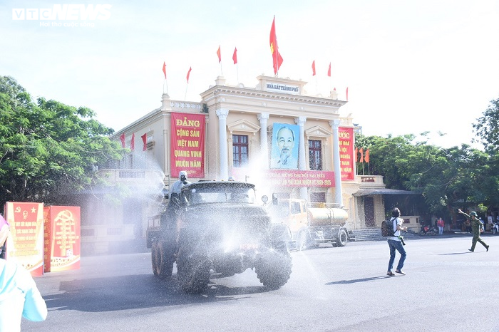 Hải Phòng phun hóa chất khử trùng 700km đường phố để phòng dịch COVID-19 - 6